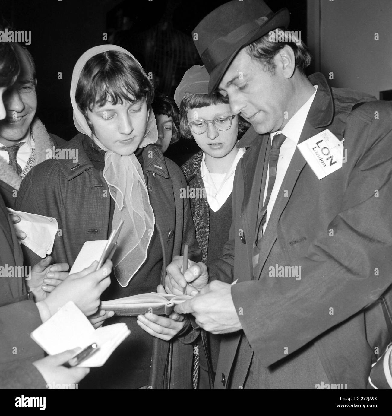 SCHAUSPIELER HARRY CORBETT UNTERZEICHNET AUTOGRAMME AM FLUGHAFEN LONDON / ; 17. FEBRUAR 1964 Stockfoto