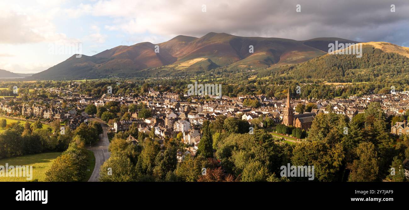 Panoramablick auf die Stadt Keswick im Lake District an einem schönen Sommertag mit Bassenthwaite Lake und Skiddaw in den Northern Fells Be Stockfoto