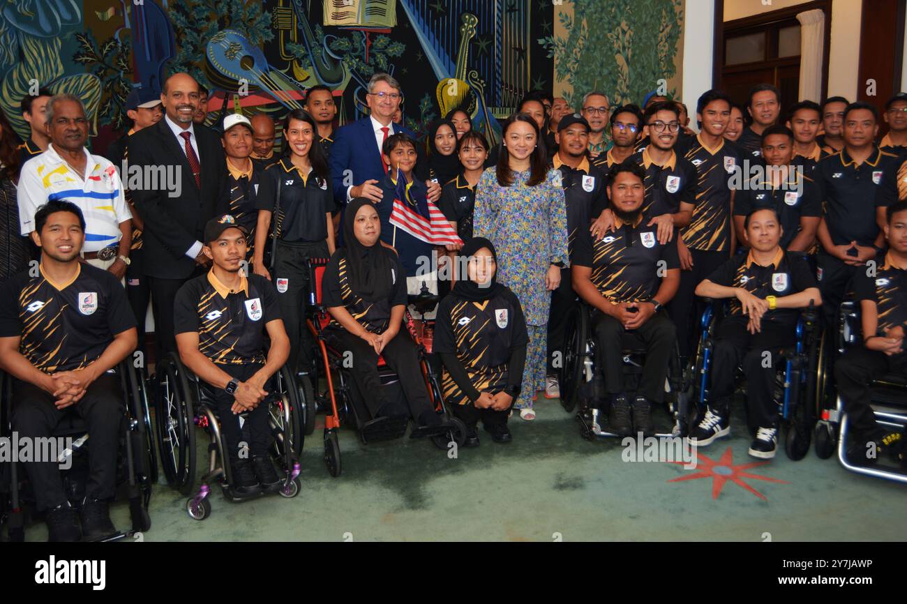 Malaysia Kuala Lumpur 30/9/2024 . Die olympischen und paralympischen Teams in Malaysia haben heute Abend in der französischen Botschaft Kuala lumpur hervorragende Leistungen geehrt und gefeiert. Die Veranstaltung wurde durch die Anwesenheit von H. E Axel CRUAU, Botschafter Frankreichs in Malaysia, und Hannah Yeoh, Minister für Jugend und Sport. Am Abend war auch Nicol Ann David, der weltbekannte Squashmeister und Malaysias stellvertretender Chef de Mission für Paris 2024.H.BERBAR zu sehen Stockfoto