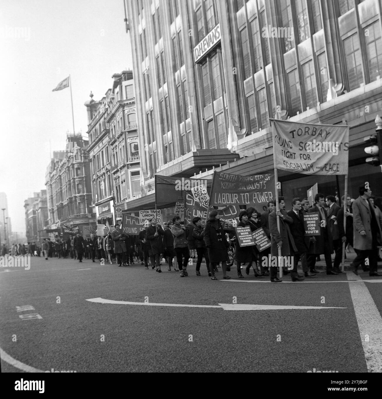 Die heutige allgemeine Ansicht von mehr als tausend jungen Sozialisten , die in der Londoner Oxford Street einen marsch veranstalteten , der gegen Jugendarbeitslosigkeit , Sackgassen und den Mangel an Ausbildungseinrichtungen protestierte . Die Demonstranten , die im West End Verkehrsstaus verursachten , gingen zum Unterhaus , wo sie Lobbyarbeit bei ihren Parlamentsmitgliedern einsetzten . Zu den Marschierenden gehörten 450 aus Yorkshire , 350 aus Schottland , 250 aus Lancashire und 100 aus dem Nordosten , London , England . 11. FEBRUAR 1964 Stockfoto