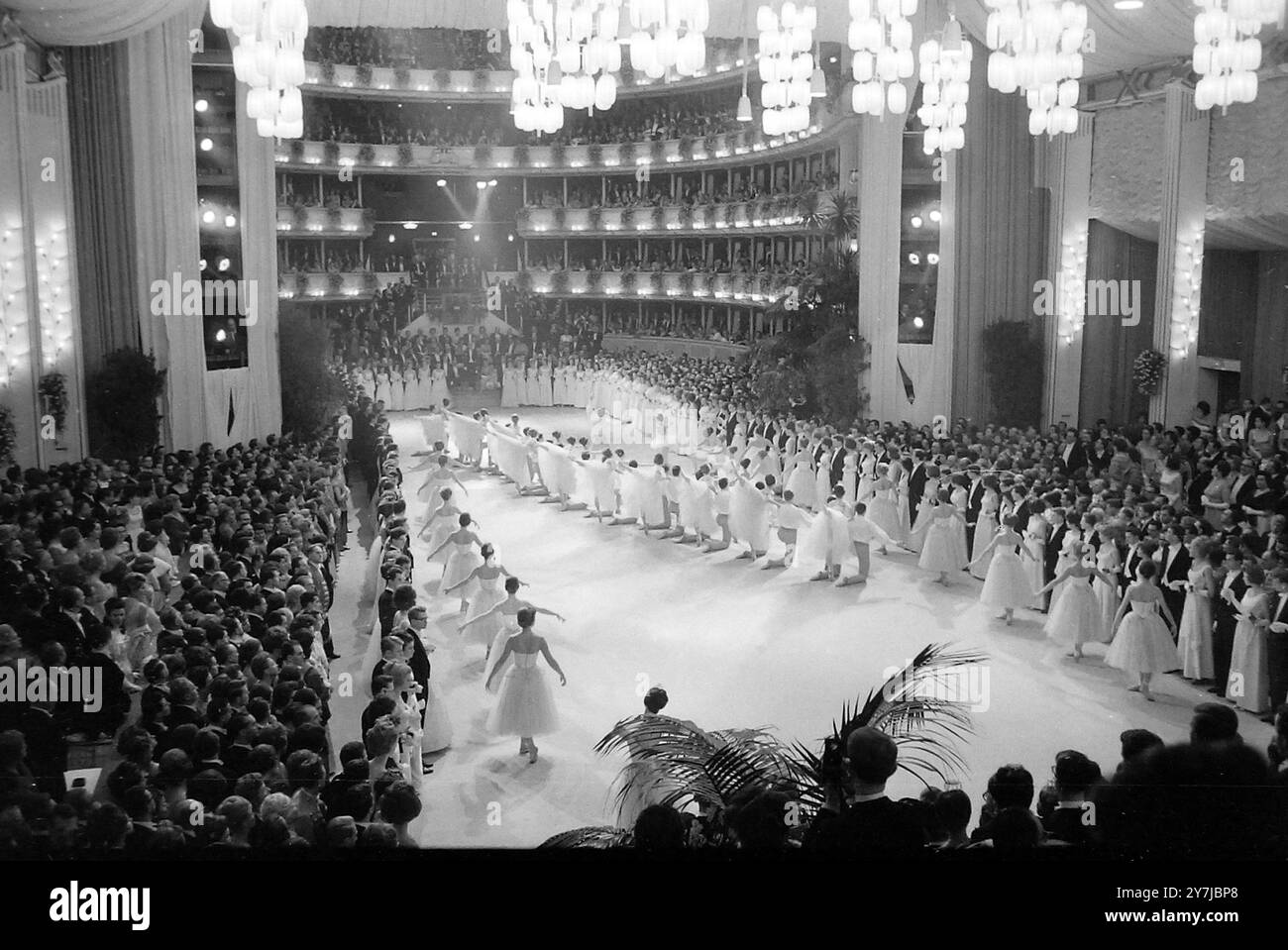 OPERNBALL IM BALLETT DER WIENER STAATSOPER, ÖSTERREICH; 10. FEBRUAR 1964 Stockfoto