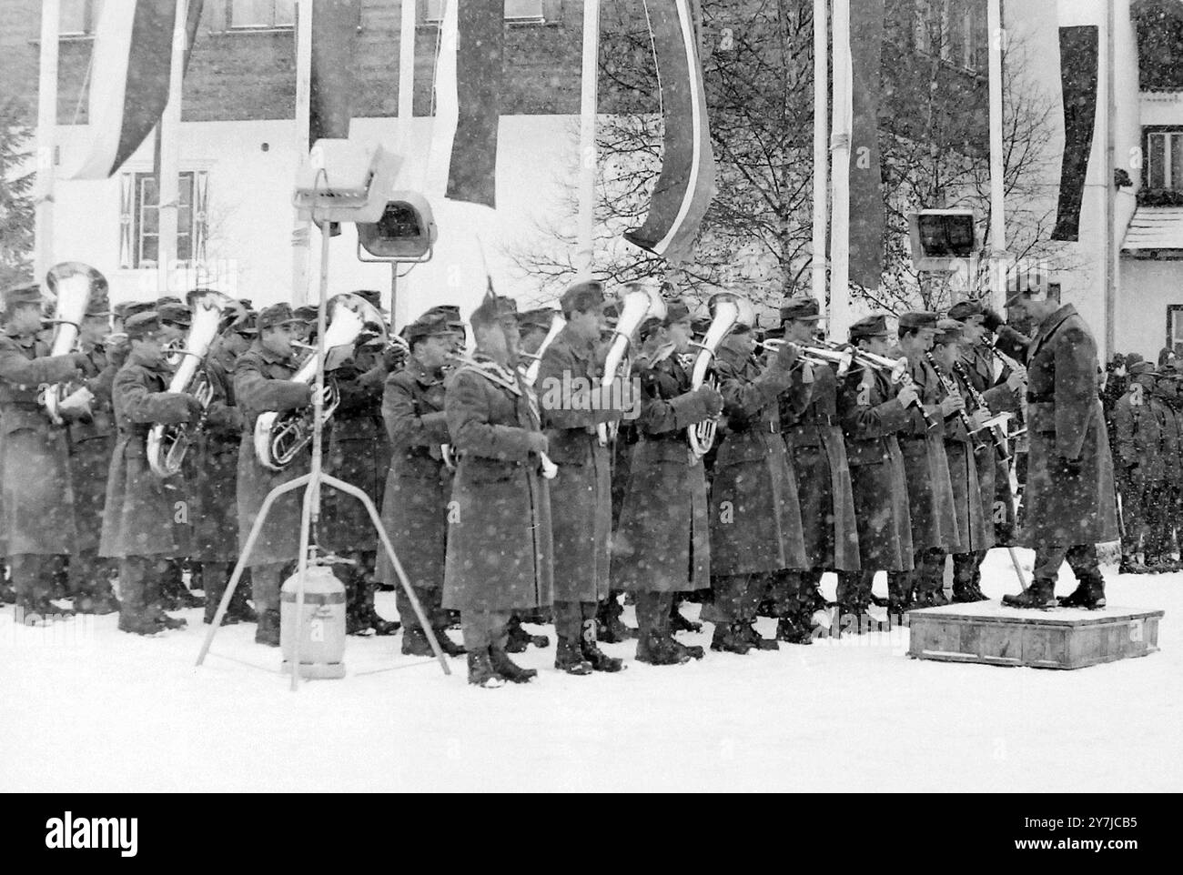 OLYMPISCHE WINTERSPIELE ETERTAINMENT BAND SPIELT DRAUSSEN IN INNSBRUCK, ÖSTERREICH; 7. FEBRUAR 1964 Stockfoto