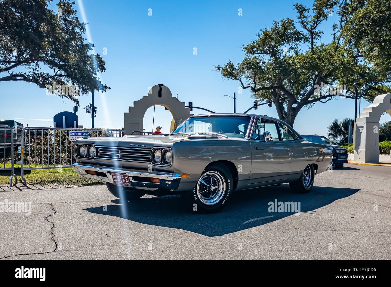 Gulfport, MS - 2. Oktober 2023: Hochperspektivische Vorderansicht eines 2-türigen Hardtops von Plymouth Road Runner aus dem Jahr 1969 auf einer lokalen Autoshow. Stockfoto