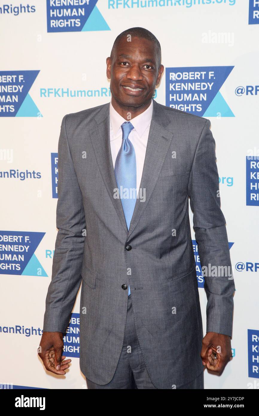 **DATEIFOTO** Dikembe Mutombo ist gestorben. NEW YORK, NY - 16. DEZEMBER: Dikembe Mutombo beim Robert F. Kennedy Ripple of Hope Award im NY Hilton in New York City am 16. Dezember 2014. Quelle: Diego Corredor/MediaPunch Stockfoto