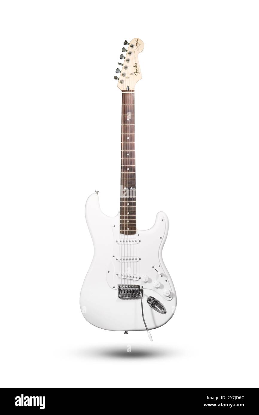 Izmir, Türkei - 20. Juni 2024: Vorderansicht einer elektrischen Fender Stratocaster-Gitarre, fotografiert auf weißem Hintergrund, mit ihrem ikonischen Design, woo Stockfoto