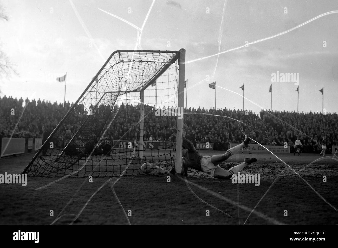 LEICESTER CITY TORHÜTER GORDON BANKS IM KAMPF GEGEN DEN FULHAM FOOTBALL CLUB; 1. FEBRUAR 1964 Stockfoto