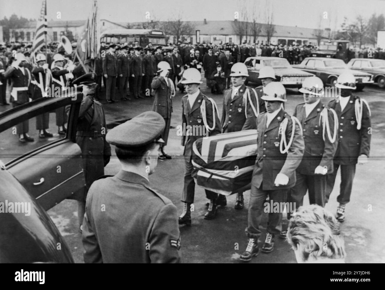 LUFTFAHRT US-SOLDATEN TRAGEN SARG MIT IN DEUTSCHLAND ABGESCHOSSENEN AMERIKANISCHEN FLIEGERN; 31. JANUAR 1964 Stockfoto