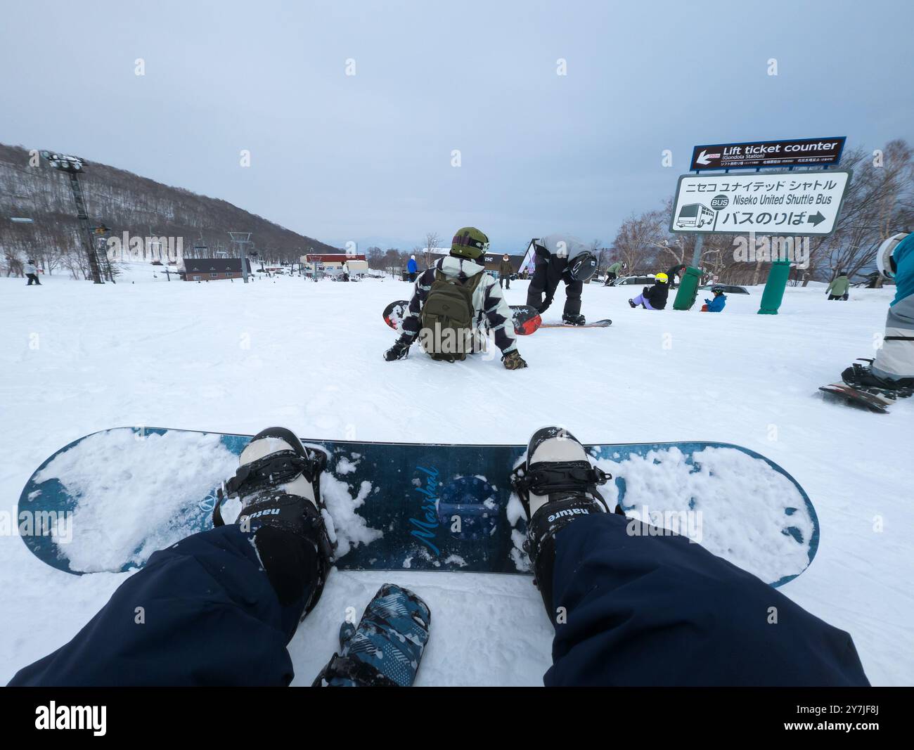 Ein Snowboard auf der Spitze einer Piste im Hanazono Skigebiet, Niseko, Hokkaido Stockfoto