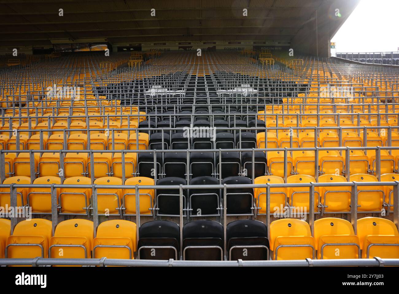 Eine allgemeine Ansicht der Bahnsitze im Molineux Stadium, Wolverhampton vor dem Premier League Spiel zwischen Wolverhampton Wanderers und Liverpool. Bilddatum: Samstag, 28. September 2024. Stockfoto