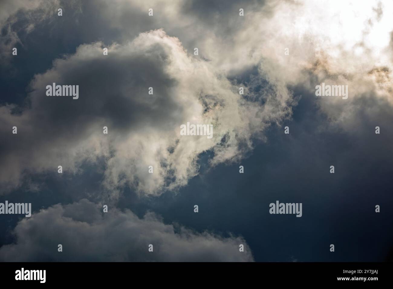 Dramatische Sturmwolken, die von der Sonne hinterleuchtet werden. Stockfoto