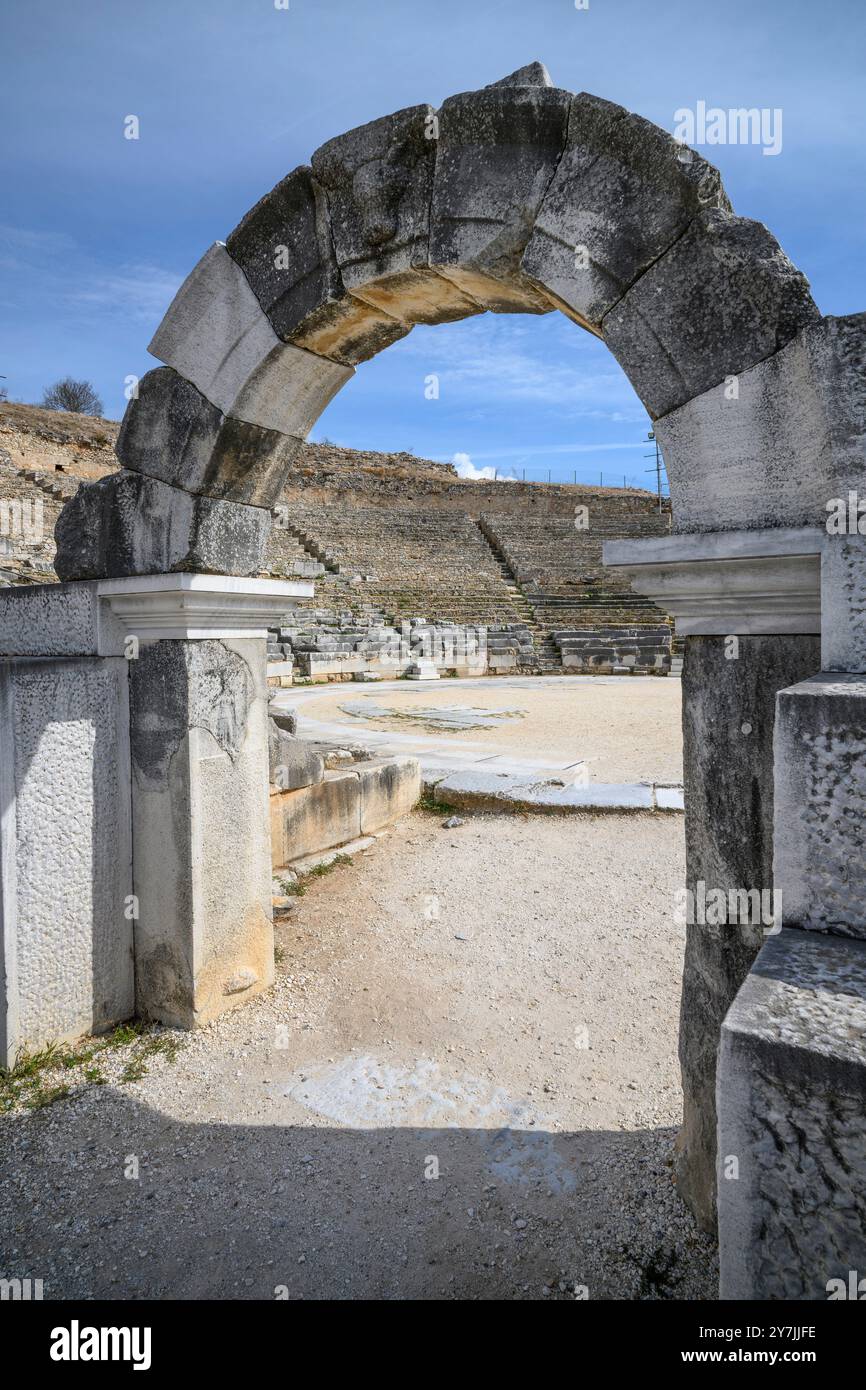 Die Parodos oder der Eingangsweg zum Theater aus dem 4. Jahrhundert v. Chr. in der antiken Stadt Philippi in der Nähe von Kavala in Ostmakedonien, Norther Stockfoto