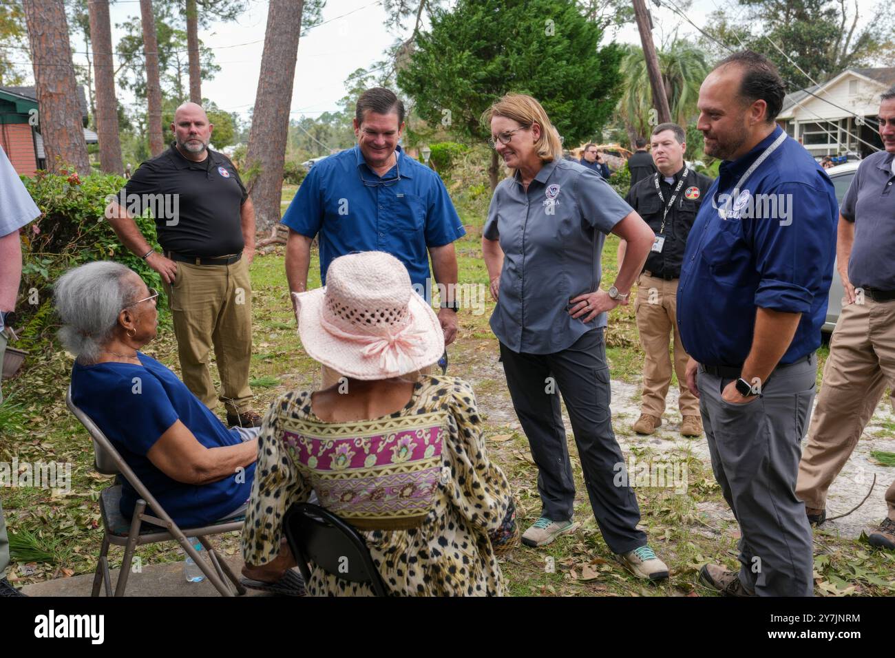 Valdosta, Usa. September 2024. FEMA-Verwaltungsrätin Deanne Criswell, Zentrum, FEMA-Regionalverwalter Robert Samaan, rechts, und Georgia Rep. Austin Scott, 2. Links, besuchen Hurrikan Helene Survivors vor ihrem Haus, 29. September 2024 in Valdosta, Georgia. Quelle: Dominick Del Vecchio/FEMA/Alamy Live News Stockfoto