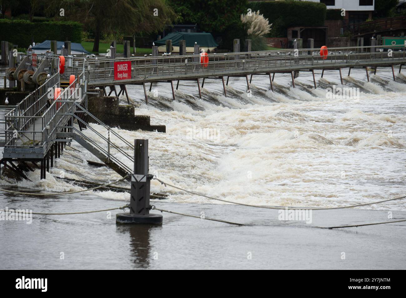 Marlow, Großbritannien. Januar 2024. Wasser fließt durch das Wer bei Marlow Lock an der Themse in Marlow, Buckinghamshire. Für die Themse von Hurley nach Cookham ist ein Hochwasseralarm vorgesehen, der auch Marlow umfasst. Glücklicherweise wird dieses Mal nicht mit einer Überschwemmung des Grundstücks gerechnet. Quelle: Maureen McLean/Alamy Live News Stockfoto