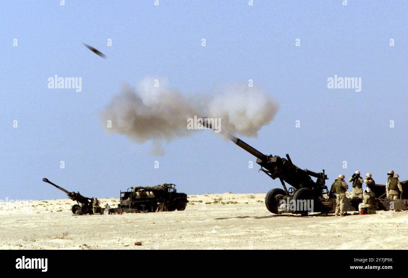 M-198 Howitzer feuerte im November 2000 eine 150-mm-Granate durch das 11. US-Marine-Regiment während eines Trainings in den Vereinigten Arabischen Emiraten ab. Foto: CPL. Branden P. O'Brien/US Marine Corps Stockfoto