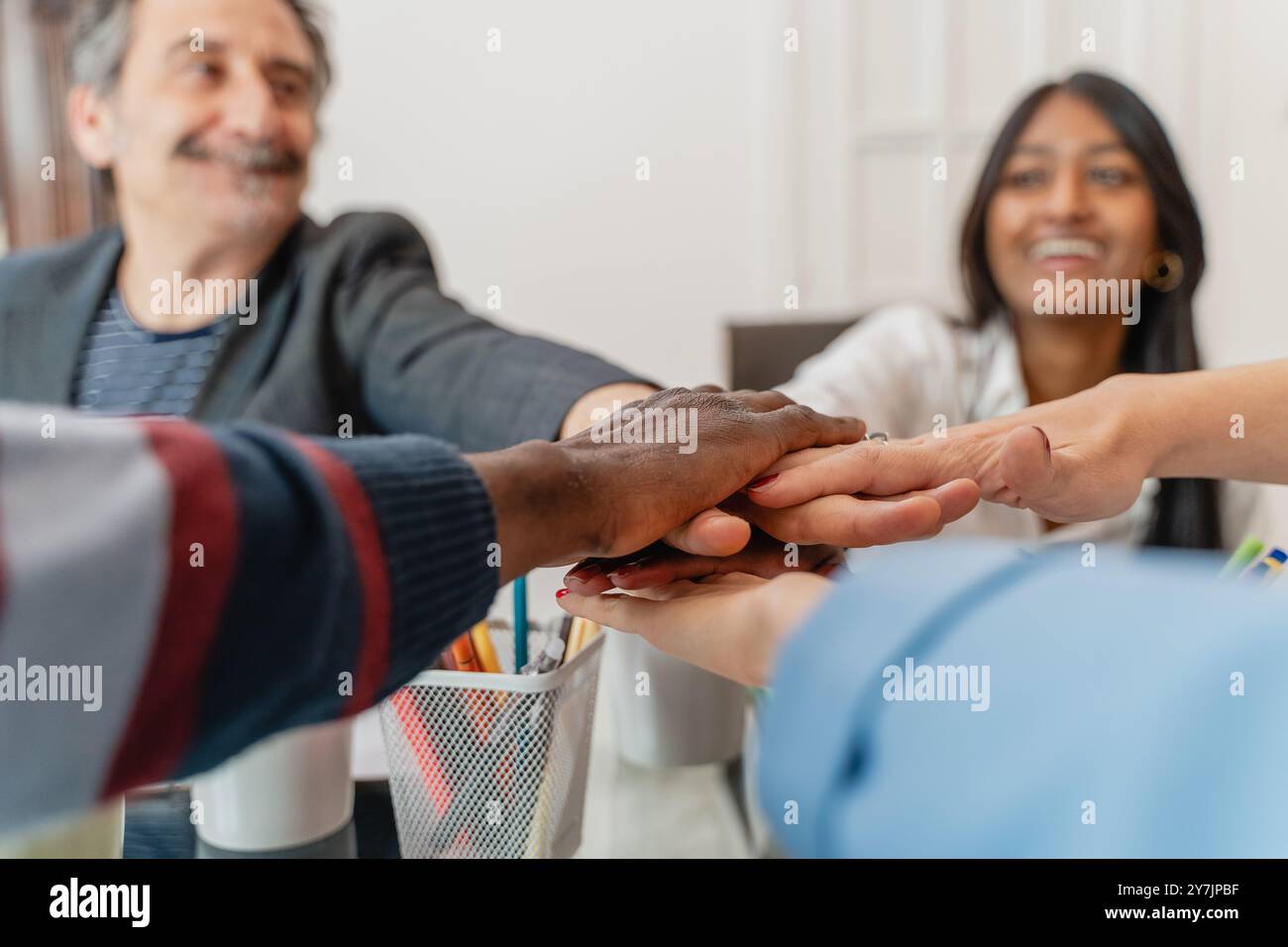 Nahaufnahme der verschiedenen Mitglieder des Geschäftsteams, die im Büro arbeiten, symbolisieren Einheit, Zusammenarbeit und Einbeziehung am Arbeitsplatz. Multiethnisch und multigenistisch Stockfoto