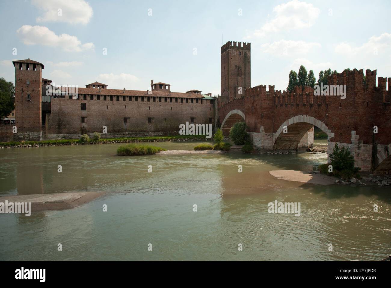 Castelvecchio ist eine Burg in Verona, Norditalien. Es ist der wichtigste militärische Bau der Scaliger-Dynastie, der die Stadt in der beherrschte Stockfoto