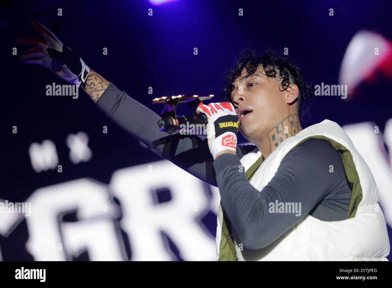 Mexiko-Stadt, Mexiko. September 2024. ALEMAN, ein mexikanischer Rapper und Komponist, trat bei einer freien Veranstaltung im Monumento a la Revolución im Rahmen des Festivals „Hasta Siempre Presidente“ auf, um sich von Präsident ANDRES MANUEL LOPEZ OBRADORES mit einer Kapazität von etwa 55.000 Personen zu verabschieden. Quelle: Luis E Salgado/Alamy Live News Stockfoto