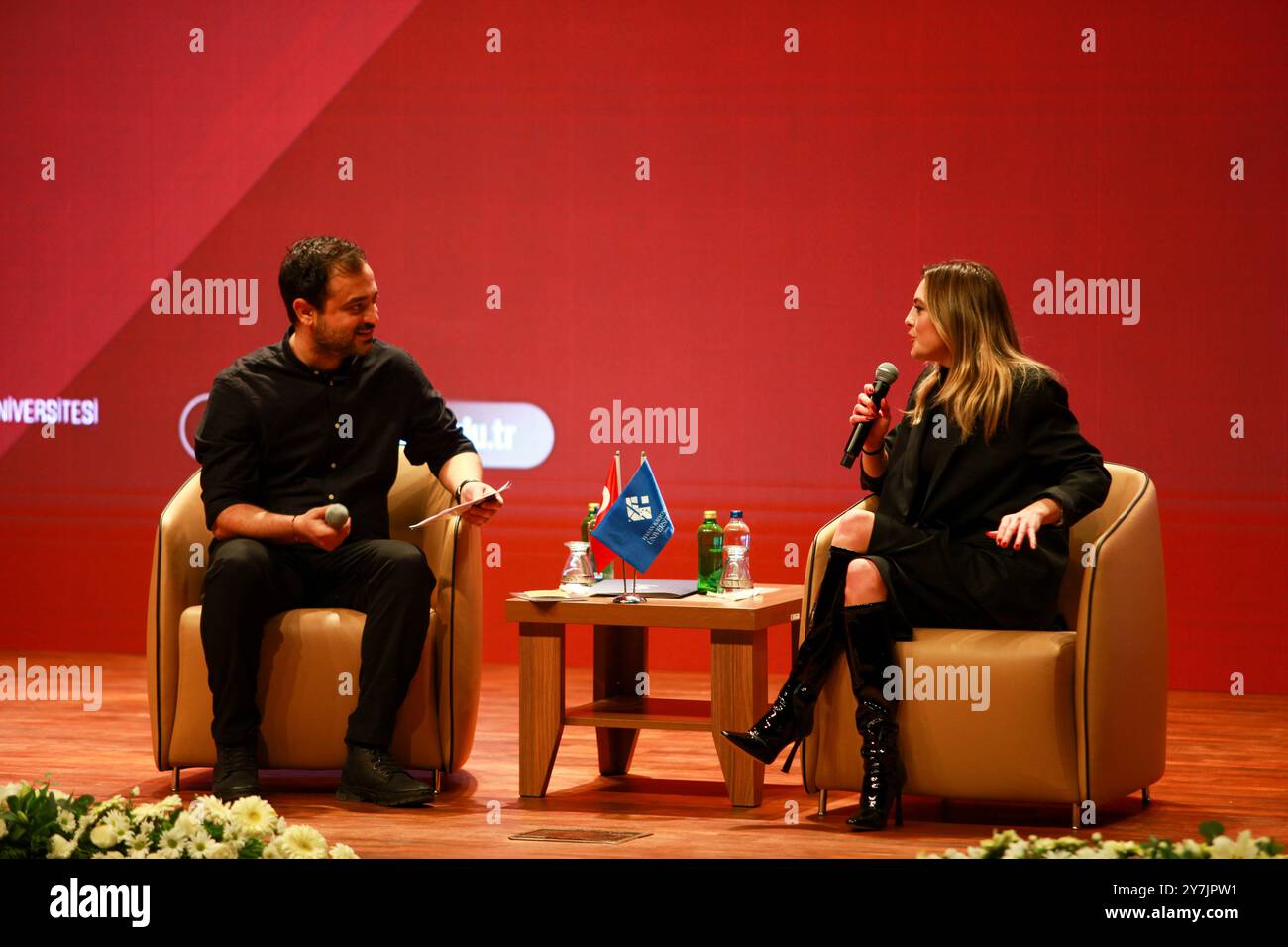 Gaziantep, Turkiye. 20. Dezember 2023. Die türkische Schauspielerin Melis Sezen am 8. Internationalen Studentenfilmfestival der Goldenen Baklava Film Academy an der Hasan Kalyoncu Privatuniversität in Gaziantep. Das Filmfestival ist ein jährlich stattfindendes künstlerisches und kulturelles Ereignis für Film-, Dokumentar- und Animationsfilme von Universitätsstudenten. Im Jahr 2023 haben mehr als 1.440 Filme aus 99 Ländern weltweit an dem Wettbewerb teilgenommen, 100 Filme wurden für Preise nominiert Stockfoto