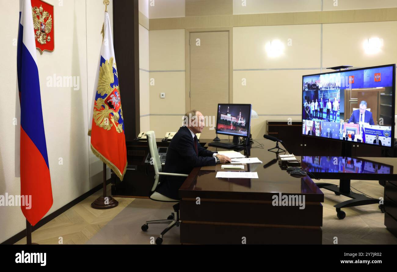 Novo-Ogaryovo, Russland. 30. September 2024. Der russische Präsident Wladimir Putin nimmt an einer Fernöffnung von Infrastrukturprojekten in den von Russland besetzten Regionen der Ukraine Teil, und zwar durch Telefonkonferenz von der Präsidialresidenz am 30. September 2024 in Novo-Ogaryowo, Oblast Moskau, Russland. Putin war der Tag der Wiedervereinigung der illegal annektierten Volksrepubliken Donezk und Lugansk. Quelle: Alexander Kazakov/Kreml Pool/Alamy Live News Stockfoto