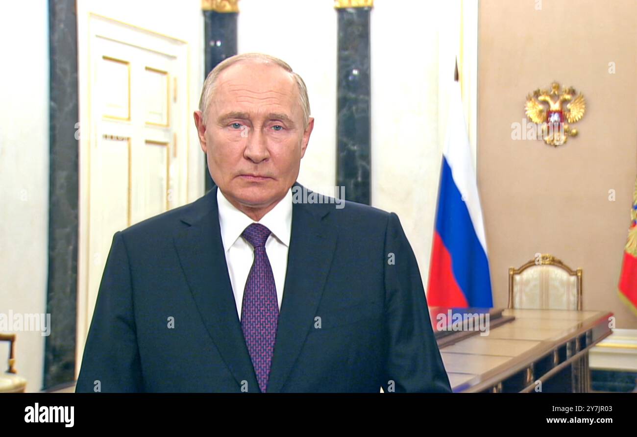 Novo-Ogaryovo, Russland. 30. September 2024. Der russische Präsident Wladimir Putin überbringt eine Video-Nachricht an die von Russland besetzten Regionen der Ukraine, die den selbsterklärten Tag der Wiedervereinigung von der Präsidentenresidenz am 30. September 2024 in Novo-Ogarjowo, Oblast Moskau, Russland, markiert. Quelle: Alexander Kazakov/Kreml Pool/Alamy Live News Stockfoto
