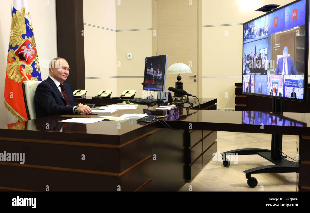 Novo-Ogaryovo, Russland. 30. September 2024. Der russische Präsident Wladimir Putin nimmt an einer Fernöffnung von Infrastrukturprojekten in den von Russland besetzten Regionen der Ukraine Teil, und zwar durch Telefonkonferenz von der Präsidialresidenz am 30. September 2024 in Novo-Ogaryowo, Oblast Moskau, Russland. Putin war der Tag der Wiedervereinigung der illegal annektierten Volksrepubliken Donezk und Lugansk. Quelle: Alexander Kazakov/Kreml Pool/Alamy Live News Stockfoto