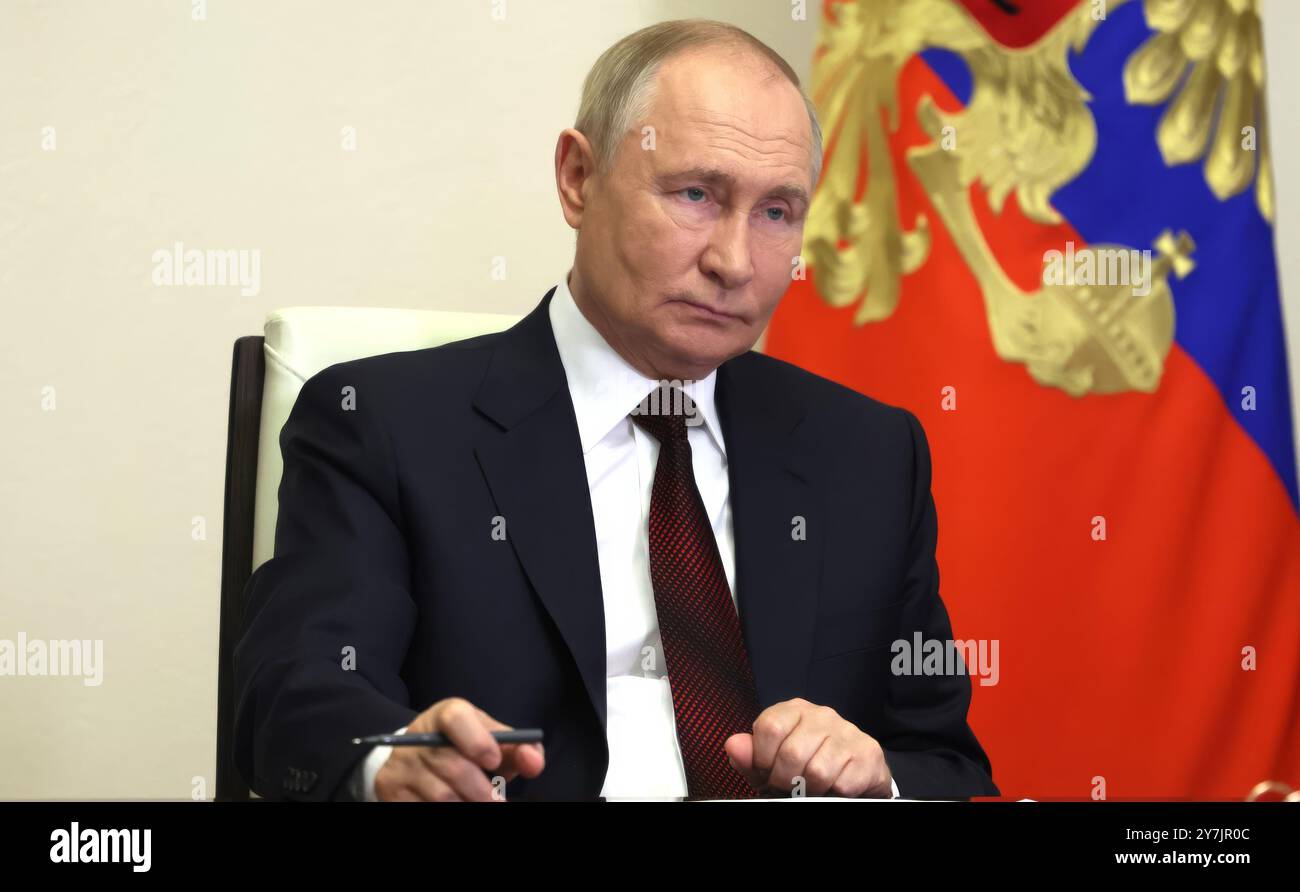 Novo-Ogaryovo, Russland. 30. September 2024. Der russische Präsident Wladimir Putin nimmt an einer Fernöffnung von Infrastrukturprojekten in den von Russland besetzten Regionen der Ukraine Teil, und zwar durch Telefonkonferenz von der Präsidialresidenz am 30. September 2024 in Novo-Ogaryowo, Oblast Moskau, Russland. Putin war der Tag der Wiedervereinigung der illegal annektierten Volksrepubliken Donezk und Lugansk. Quelle: Alexander Kazakov/Kreml Pool/Alamy Live News Stockfoto