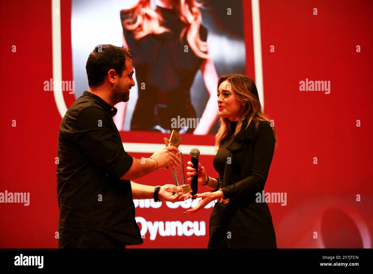 Gaziantep, Turkiye. 20. Dezember 2023. Die türkische Schauspielerin Melis Sezen am 8. Internationalen Studentenfilmfestival der Goldenen Baklava Film Academy an der Hasan Kalyoncu Privatuniversität in Gaziantep. Das Filmfestival ist ein jährlich stattfindendes künstlerisches und kulturelles Ereignis für Film-, Dokumentar- und Animationsfilme von Universitätsstudenten. Im Jahr 2023 haben mehr als 1.440 Filme aus 99 Ländern weltweit an dem Wettbewerb teilgenommen, 100 Filme wurden für Preise nominiert Stockfoto