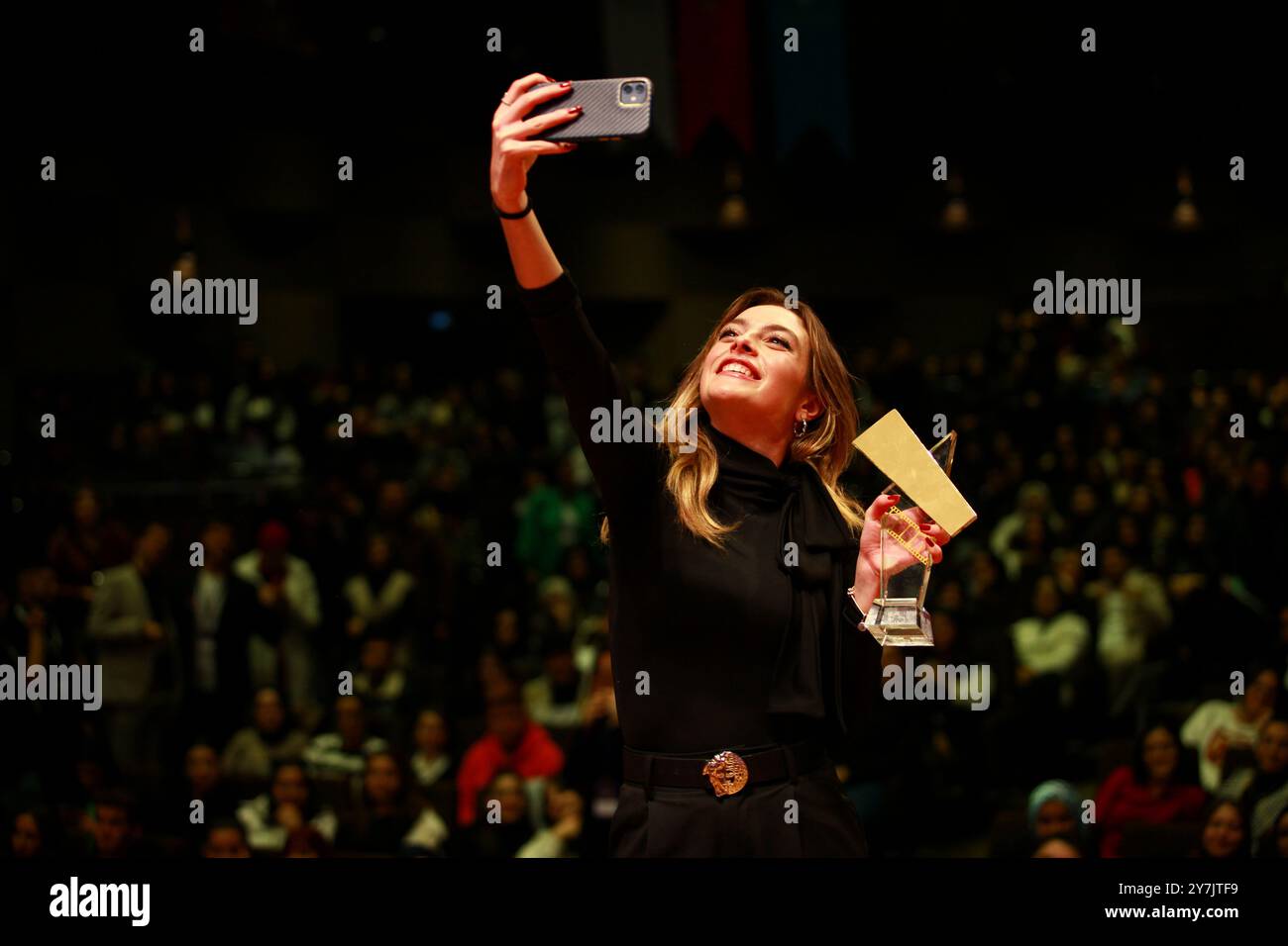 Gaziantep, Turkiye. 20. Dezember 2023. Die türkische Schauspielerin Melis Sezen am 8. Internationalen Studentenfilmfestival der Goldenen Baklava Film Academy an der Hasan Kalyoncu Privatuniversität in Gaziantep. Das Filmfestival ist ein jährlich stattfindendes künstlerisches und kulturelles Ereignis für Film-, Dokumentar- und Animationsfilme von Universitätsstudenten. Im Jahr 2023 haben mehr als 1.440 Filme aus 99 Ländern weltweit an dem Wettbewerb teilgenommen, 100 Filme wurden für Preise nominiert Stockfoto