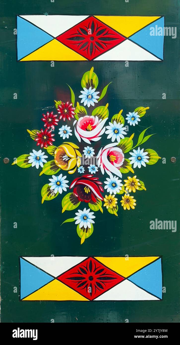 Traditionelle Grachtenmalerei an den Türen eines schmalen Bootes. - Smartphone-aufgenommenes Stockfoto