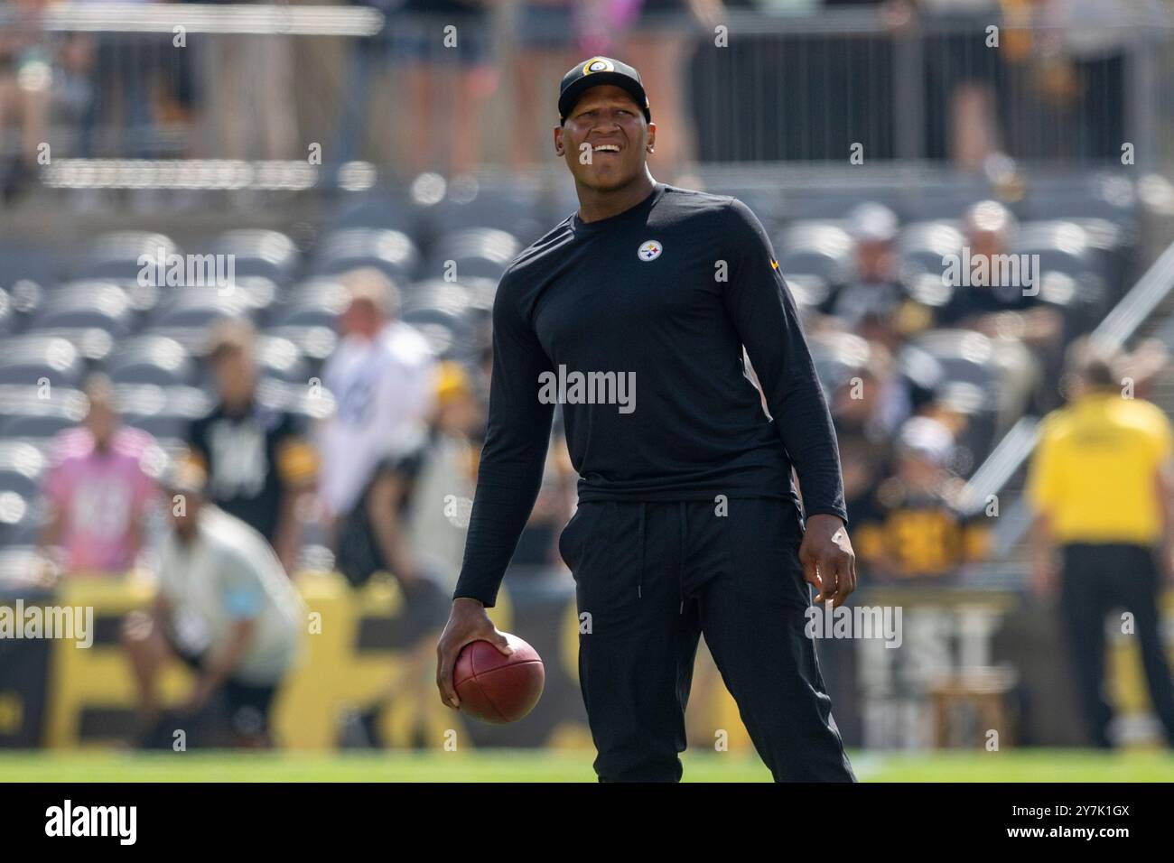 Former Pittsburgh Steelers linebacker Ryan Shazier looks on before an NFL football game, Sunday, Sep. 22, 2024, in Pittsburgh. (AP Photo/Matt Durisko) Stockfoto