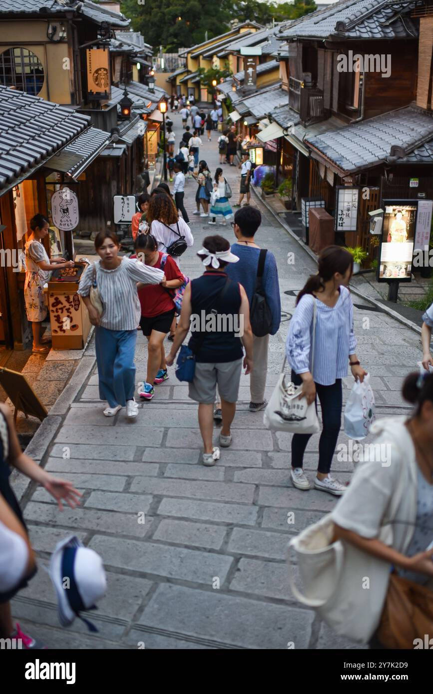 Sannenzaka- und Ninenzaka-Straßen, Fußgängerwege, die zum Kiyomizu-Tempel in Kyoto, Japan, führen Stockfoto