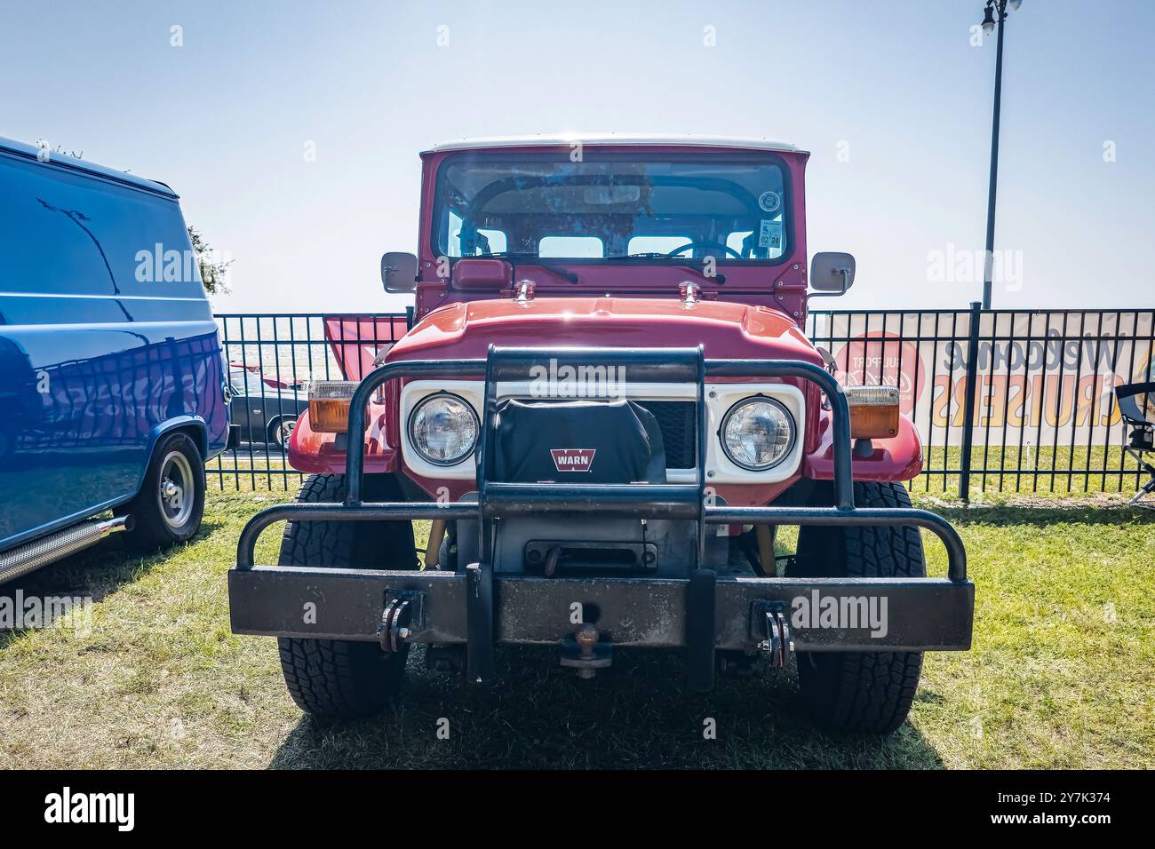 Gulfport, MS - 03. Oktober 2023: Hochperspektivische Vorderansicht eines 1982 Toyota Land Cruiser FJ40 Wagens auf einer lokalen Autoshow. Stockfoto