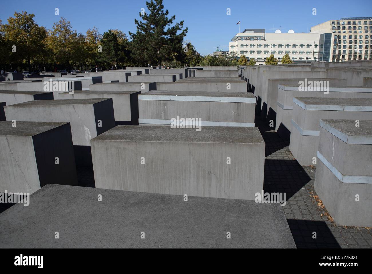 Platten oder Stalae, die wie Grabsteine auf einem jüdischen Friedhof aussehen, das Holocaust-Denkmal oder das Denkmal für die ermordeten Juden Europas im Zweiten Weltkrieg. Stockfoto