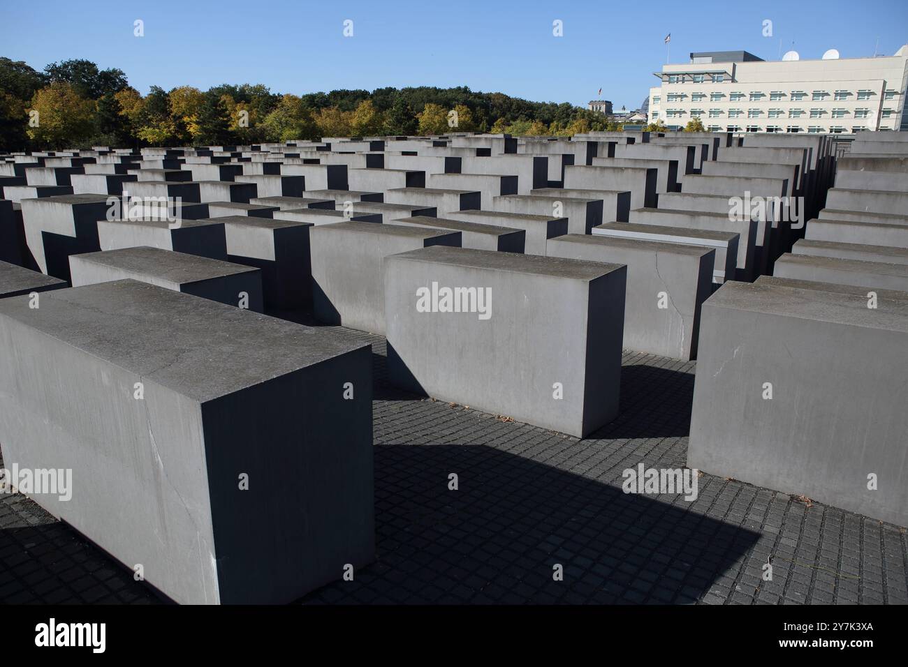 Platten oder Stalae, die wie Grabsteine auf einem jüdischen Friedhof aussehen, das Holocaust-Denkmal oder das Denkmal für die ermordeten Juden Europas im Zweiten Weltkrieg. Stockfoto