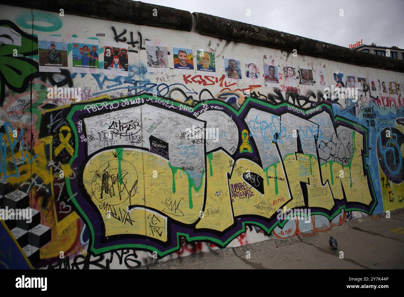 7. Oktober 2023 Massaker an Israelis durch die Hamas und Fotos israelischer Geiseln im Gazastreifen in Graffiti an der Berliner Mauer um West-Berlin. Stockfoto