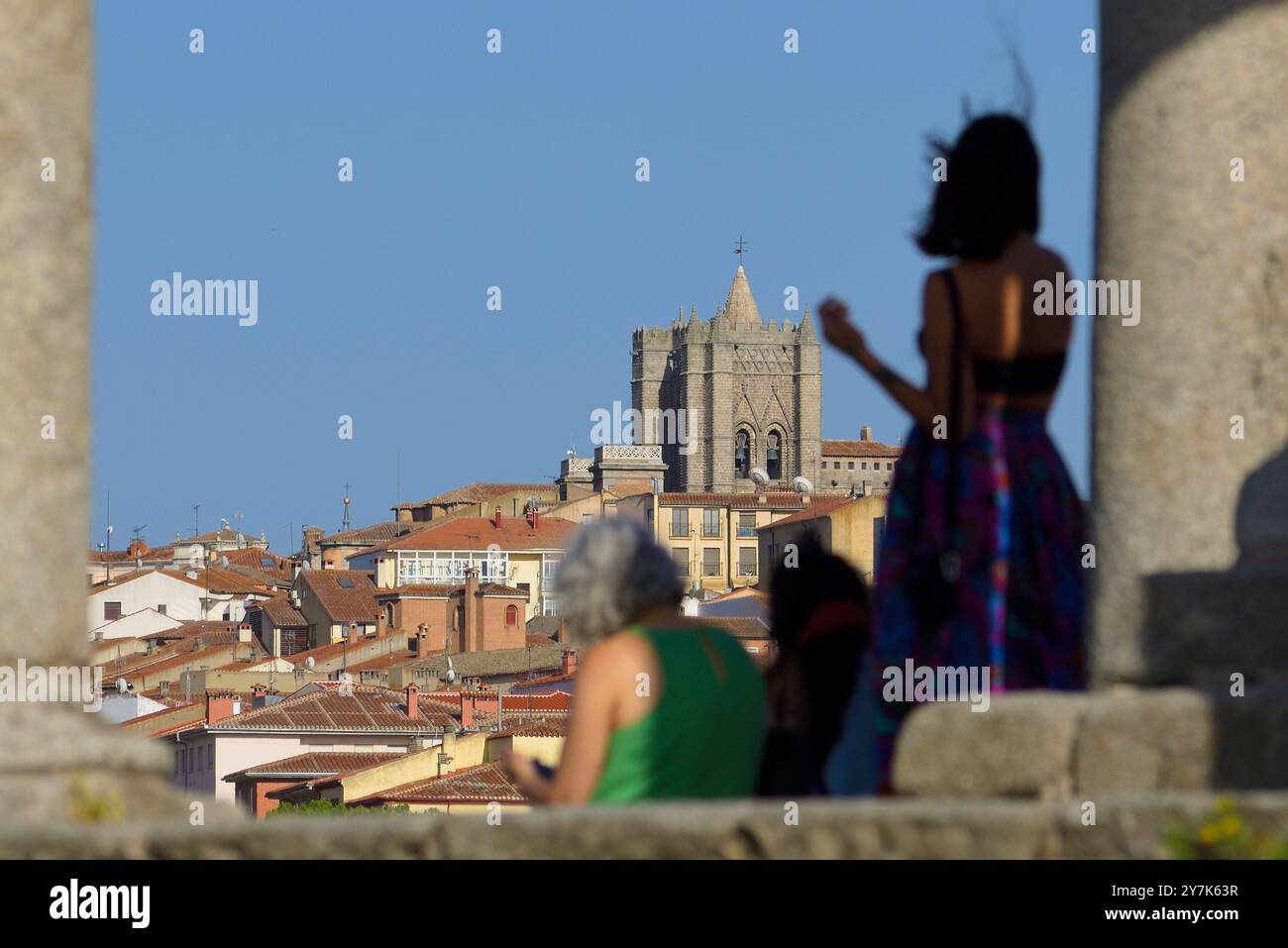 Blick auf den Turm der Kathedrale von Los Cuatro Postes in der Stadt Ávila. Stockfoto