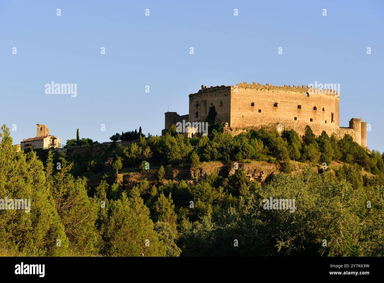 Lesen Sie den Blick auf die Burg der mittelalterlichen Stadt Pedraza in der Provinz Segovia. Stockfoto