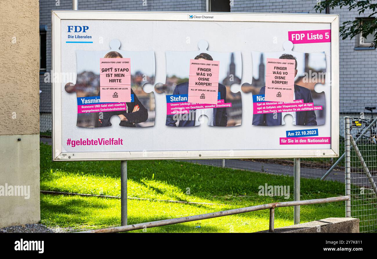 Ein FDP-Plakat für die Nationalratswahlen wurde von der 'Revolutionären Jugend Zürich' mit verschiedenen Aufrufen am 16.09.2023 nach Zürich-Oerlikon z Stockfoto