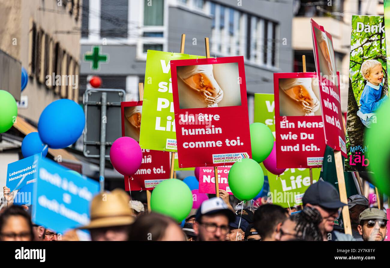 Dutzende Schilder mit unterschiedlichen Botschaften werden von den Demonstrationsteilnehmenden des Marsch für s'Lebä mitgeführt. (Zürich, Schweiz, 16. Stockfoto