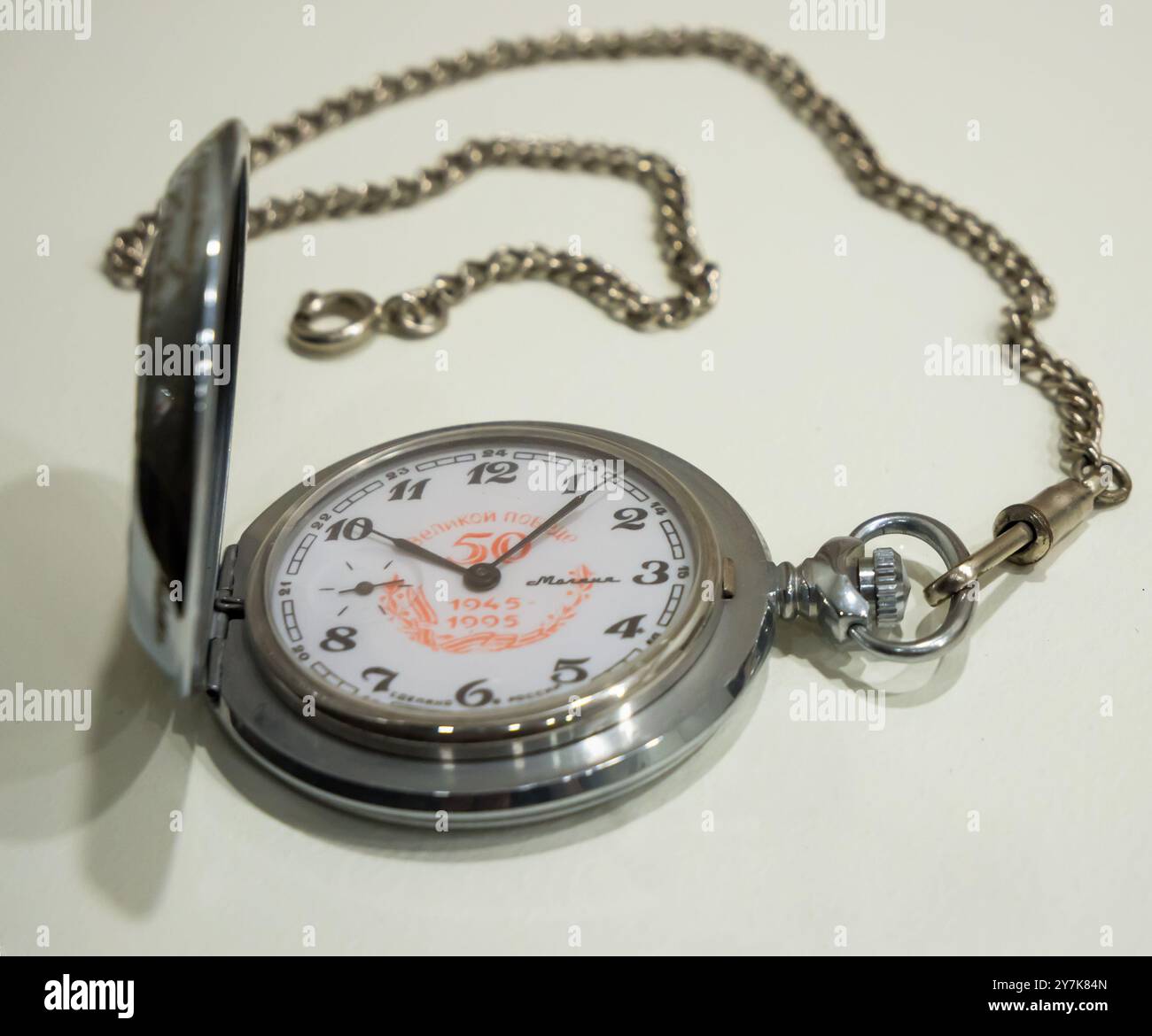 Balaklava, Krim - 10. September 2023: Taschenuhr 'Lightning' mit der Aufschrift '50 Years of Victory' Stockfoto