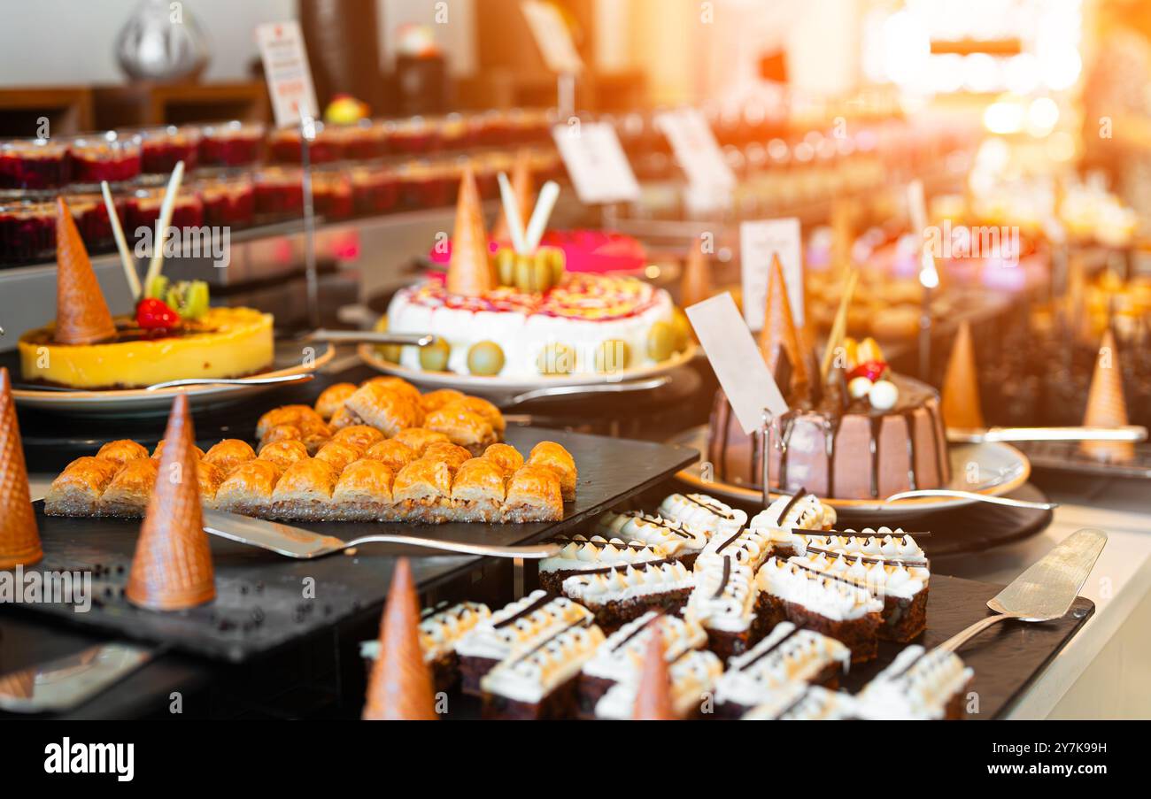 Eine Auswahl an Süßigkeiten und Kuchen. All-inclusive-Konzept. Stockfoto