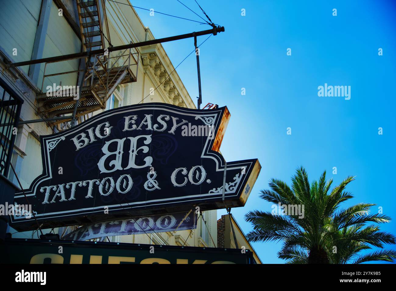 Big Easy Tattoo and Company auf der Canal Street in New Orleans Stockfoto