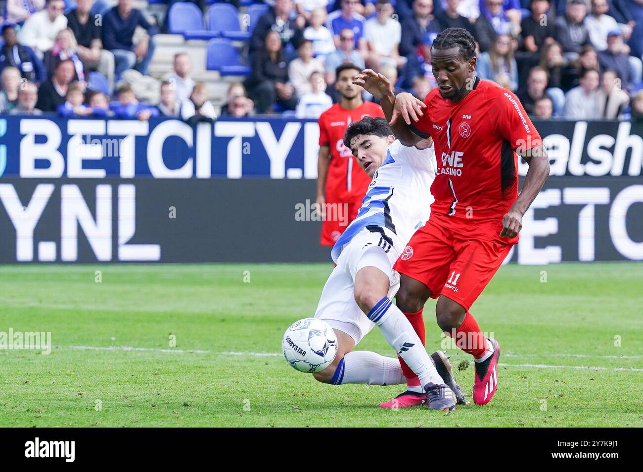 Zwolle, Niederlande. September 2024. ZWOLLE, NIEDERLANDE - 29. SEPTEMBER: Anselmo Garcia MacNulty von PEC Zwolle, Junior Kadile von Almere City FC während eines niederländischen Eredivisie-Spiels zwischen PEC Zwolle und Almere City FC im MAC³PARK stadion am 29. September 2024 in Zwolle, Niederlande. (Foto von Andre Weening/Orange Pictures) Credit: Orange Pics BV/Alamy Live News Stockfoto