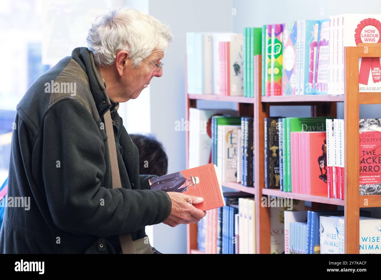 Wigtown, Dumfries and Galloway, Schottland – Montag, den 30. September 2024 – Ein Besucher stöbert in den neuen Büchern des Festivals – das Wigtown Book Festival findet bis Sonntag, den 6. Oktober 2024 statt – Foto Steven May / Alamy Live News Stockfoto