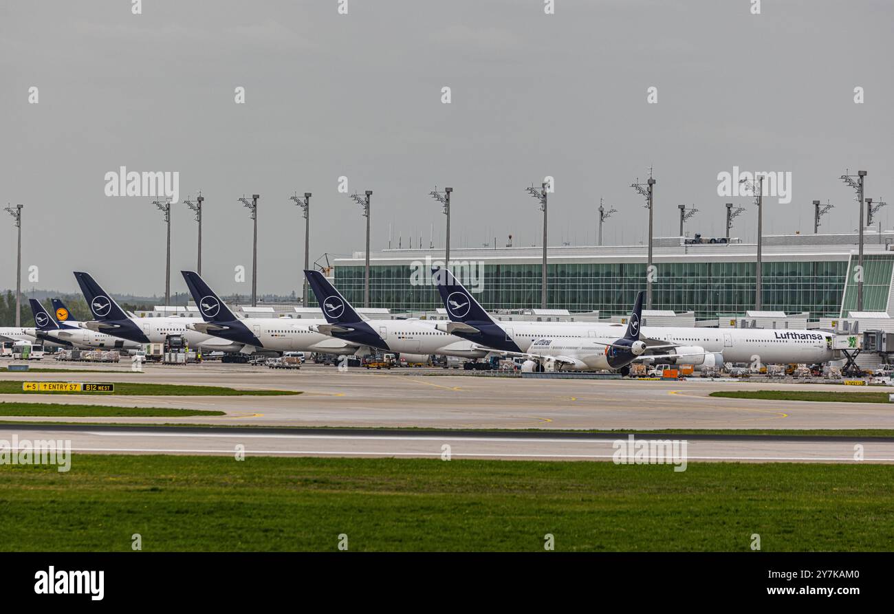 München, 9. April 2024: Flugzeuge des Lufthansa Airbus A350 parken am Flughafen München. (Foto: Andreas Haas/dieBildmanufaktur) Stockfoto