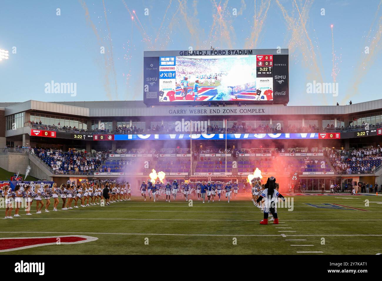 28. September 2024: Die SMU Mustangs erobern das Feld vor einem Spiel zwischen den Florida State Seminoles und den Southern Methodist Mustangs im Gerald J. Ford Stadium in Dallas, Texas. Freddie Beckwith/CSM Stockfoto