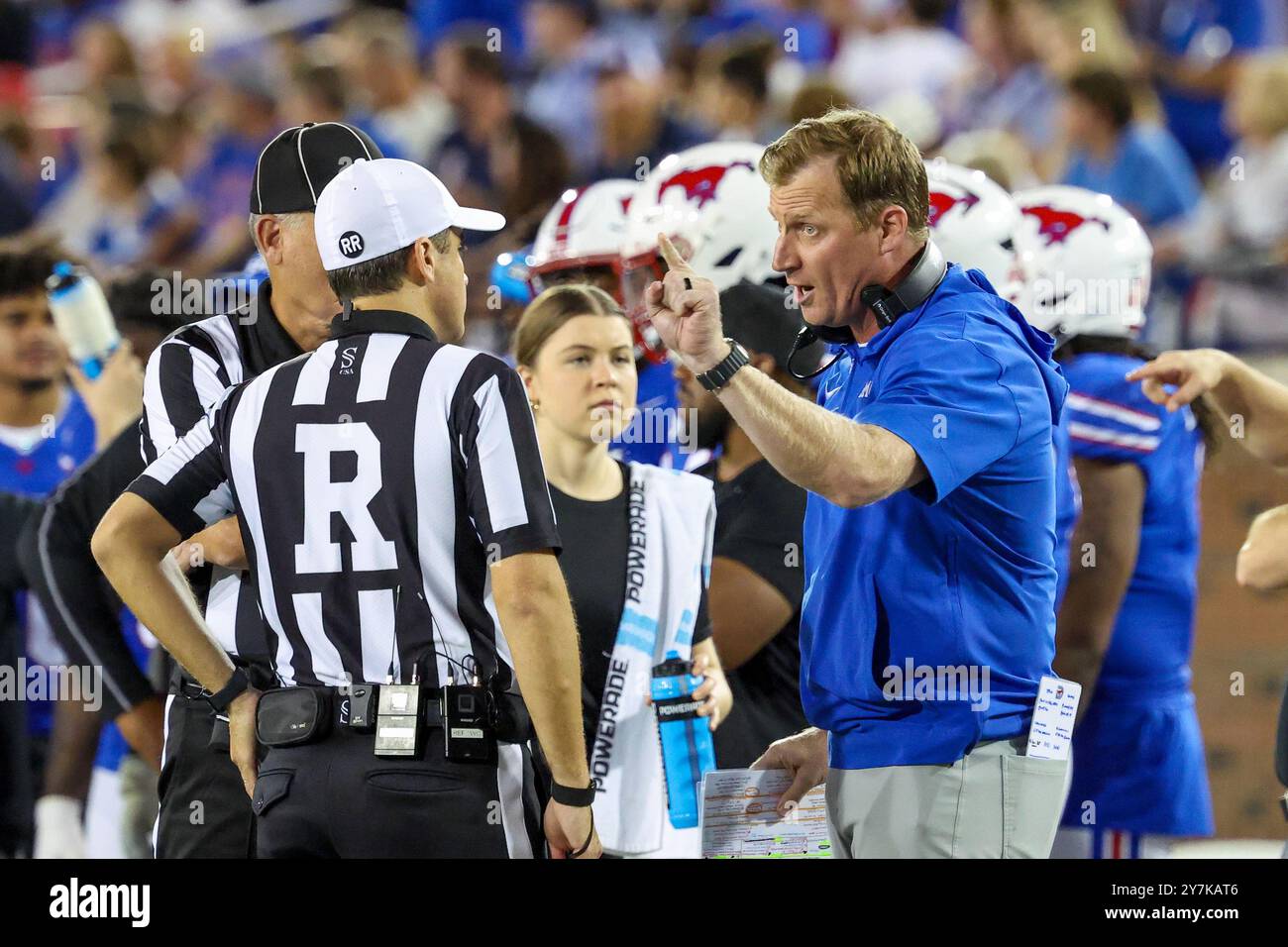 28. September 2024: Rhett Lashlee, Cheftrainer der Southern Methodist Mustangs, spricht mit den Beamten während eines Spiels zwischen den Florida State Seminoles und den Southern Methodist Mustangs im Gerald J. Ford Stadium in Dallas, Texas. Freddie Beckwith/CSM Stockfoto
