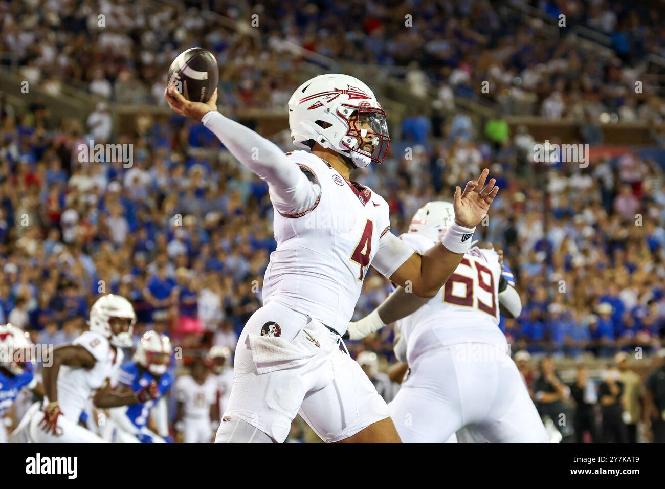 28. September 2024: Florida State Seminoles Quarterback DJ Uiagalelei (4) schaut während eines Spiels zwischen den Florida State Seminoles und den Southern Methodist Mustangs im Gerald J. Ford Stadium in Dallas, Texas, aus seiner Endzone zu kommen. Freddie Beckwith/CSM Stockfoto