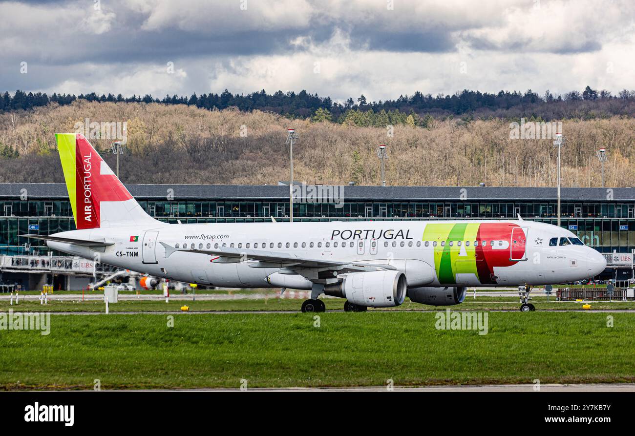 Zürich, Schweiz, 23. März 2024: Ein Airbus A320-214 von TAP Air Portugal fährt nach der Landung am Flughafen Zürich zum Terminal. Registrierung CS-TN Stockfoto