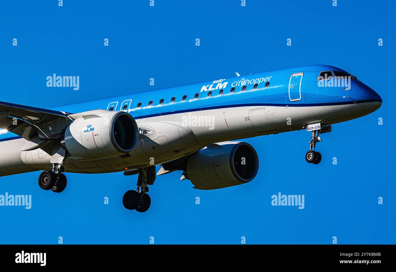 Zürich, Schweiz, 10. Mai 2024: Ein Embraer E195-E von KLM Cityhopper ist auf dem letzten Landeanflug zum Flughafen Zürich. Registrierung PH-NXM. (Ph Stockfoto